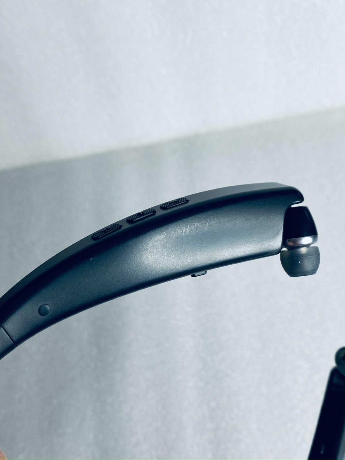 insignia Wireless Bluetooth In-Ear Headset W/Microphone, NS-CAHBTEB02 – (READ)