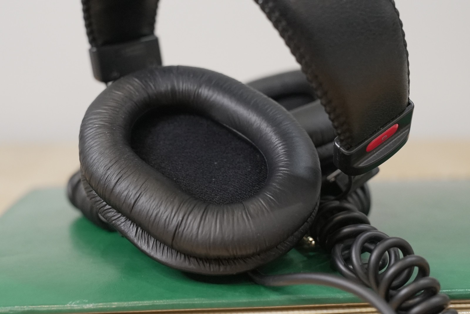 Sony MDR-7506 Studio Headphones w/ coiled cable to 3.5mm/1/4″ plug NEAR MINT