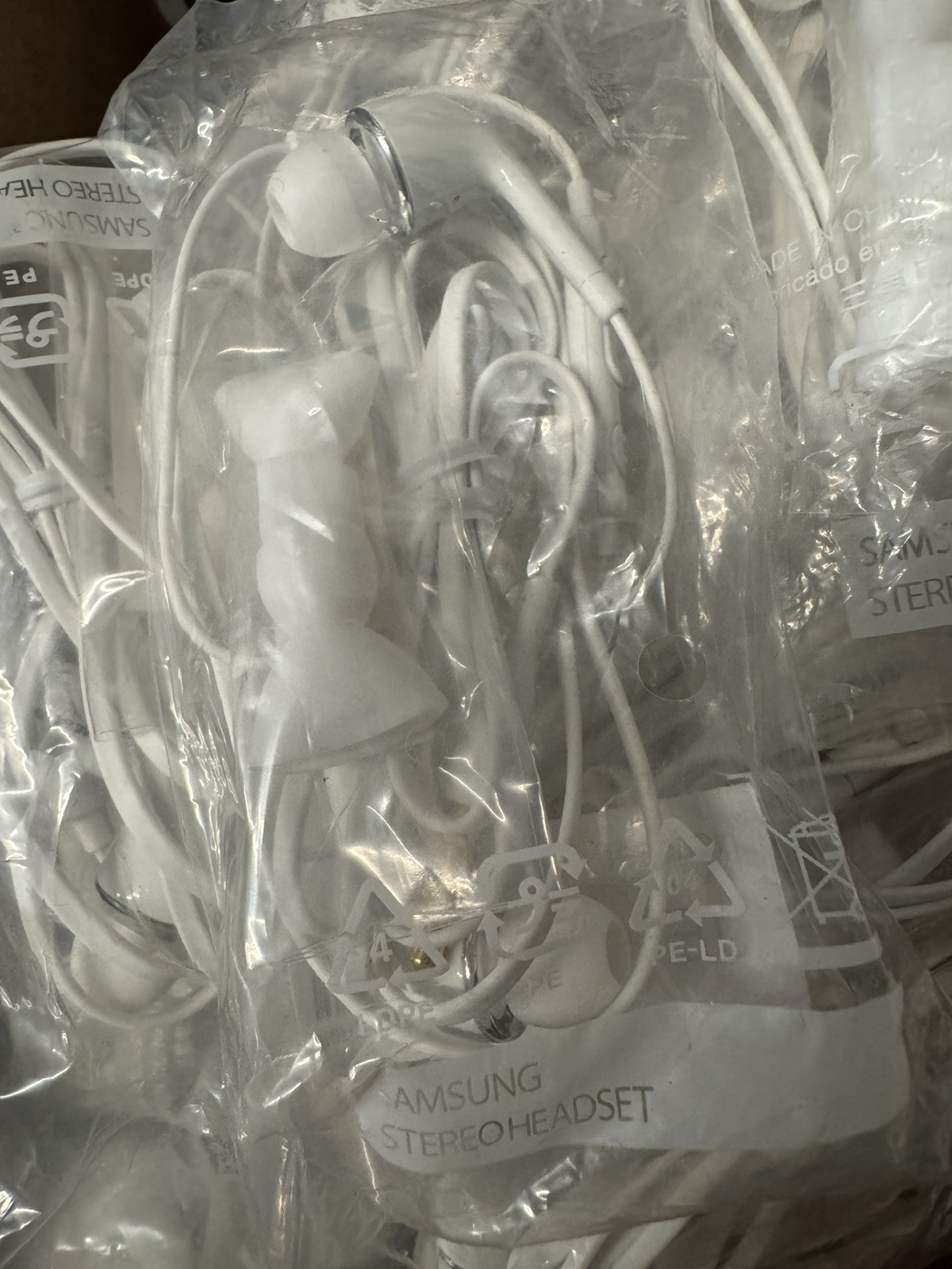 Lot of 10 Authentic New Samsung 3.5mm Headphones with Microphone EO-EG900BW