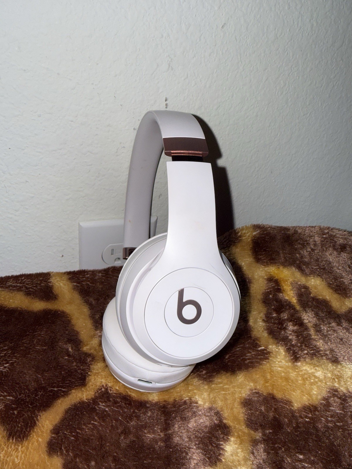 Beats Solo 4 Bluetooth Wireless On-Ear Headphones – Cloud Pink
