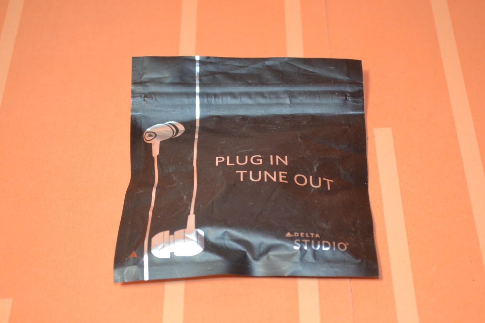 New DELTA Airlines Studio “Plug In Tune Out” Isolation Earbuds Headphones