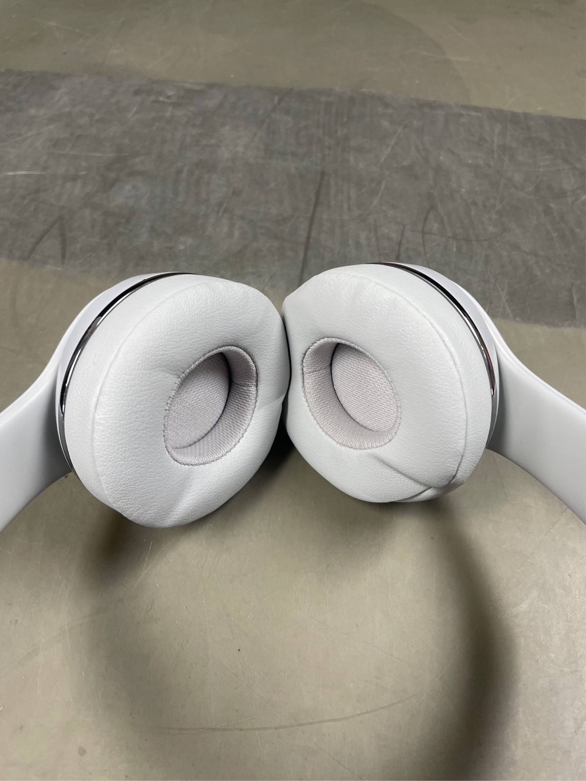 Beats by Dr. Dre Solo3 Casual Listening Active Noise Cancellation Bluetooth On 3