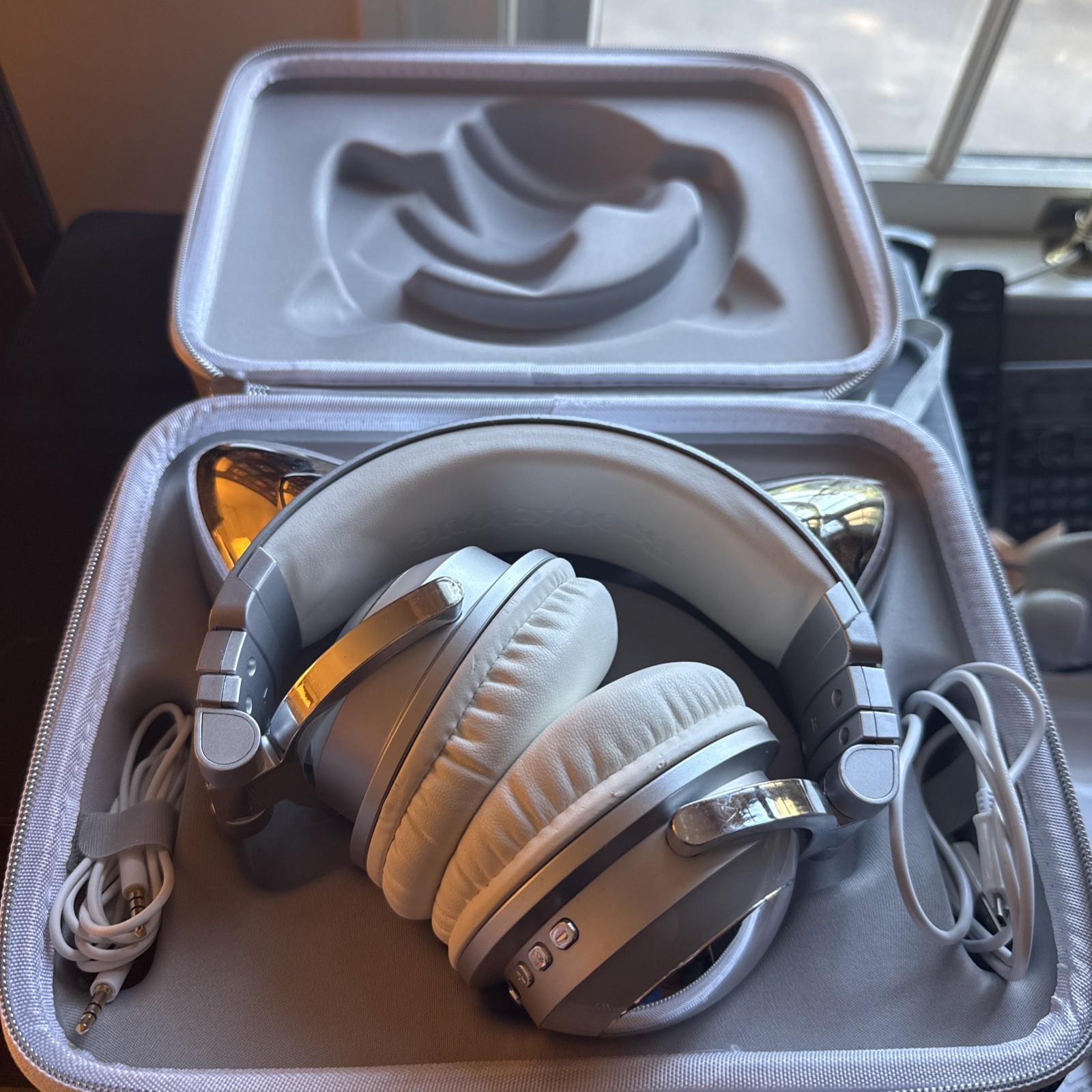 BROOKSTONE LIMITED EDITION ARIANA GRANDE CAT EAR WIRELESS BLUETOOTH HEADPHONES