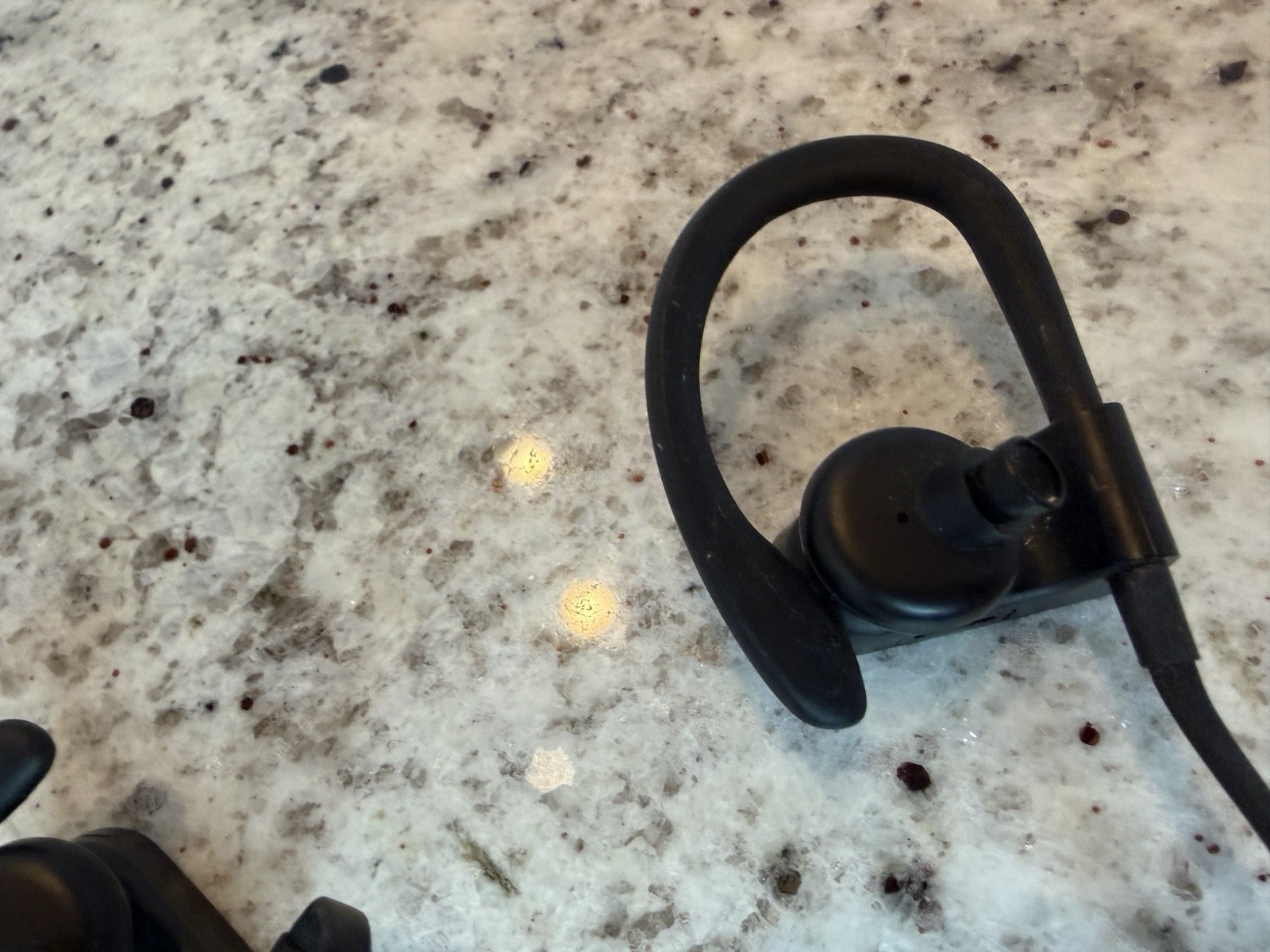 Beats Powerbeats3 Wireless A1747 Black Bluetooth Earphones Tested