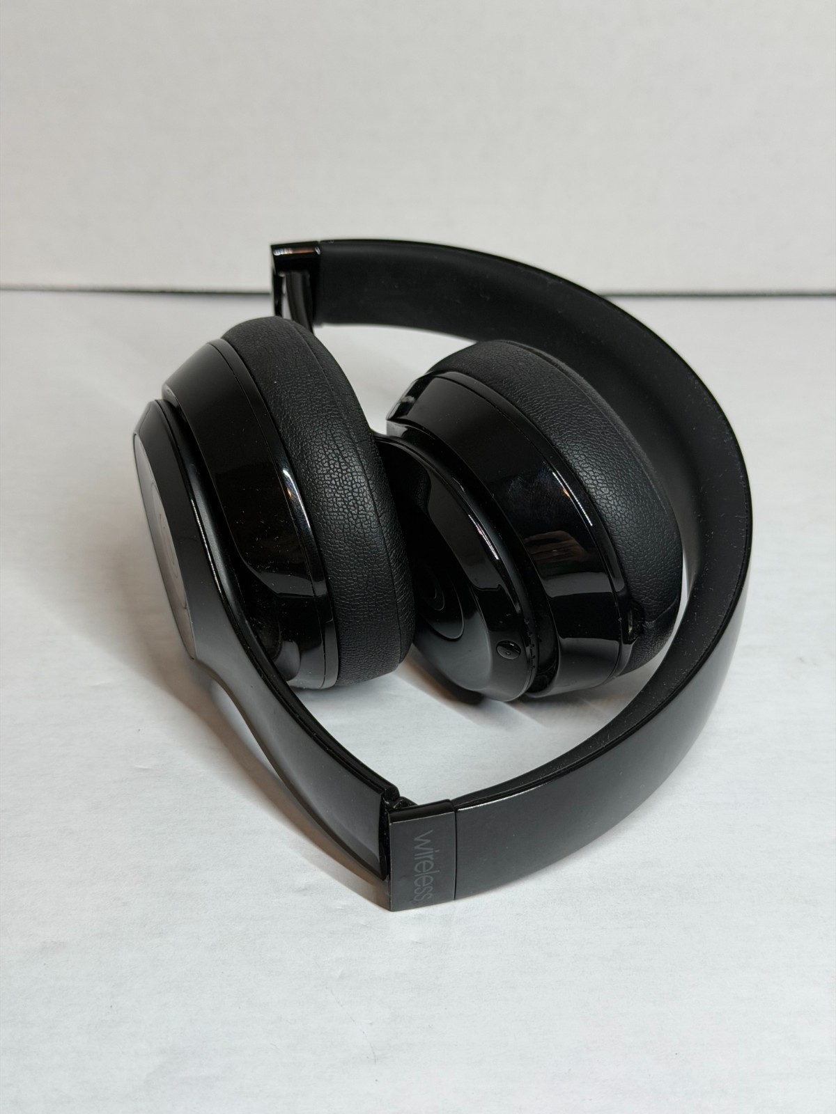 Beats by Dr. Dre Solo3 Over the Ear Headphone – Gloss Black (A1796) B8