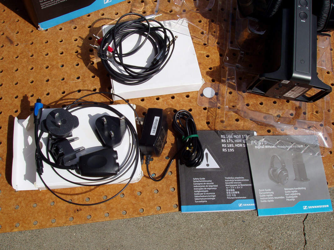 SENNHEISER MODEL RS 175 DIGITAL WIRELESS HEADPHONE SET SURROUND EXCELLENT COND