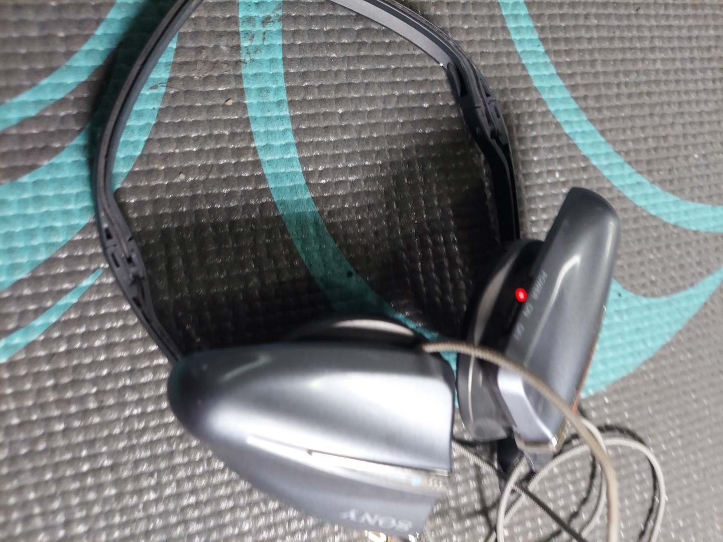 Sony Headphones, Model MDR-G94NC, Retractable.Tested.