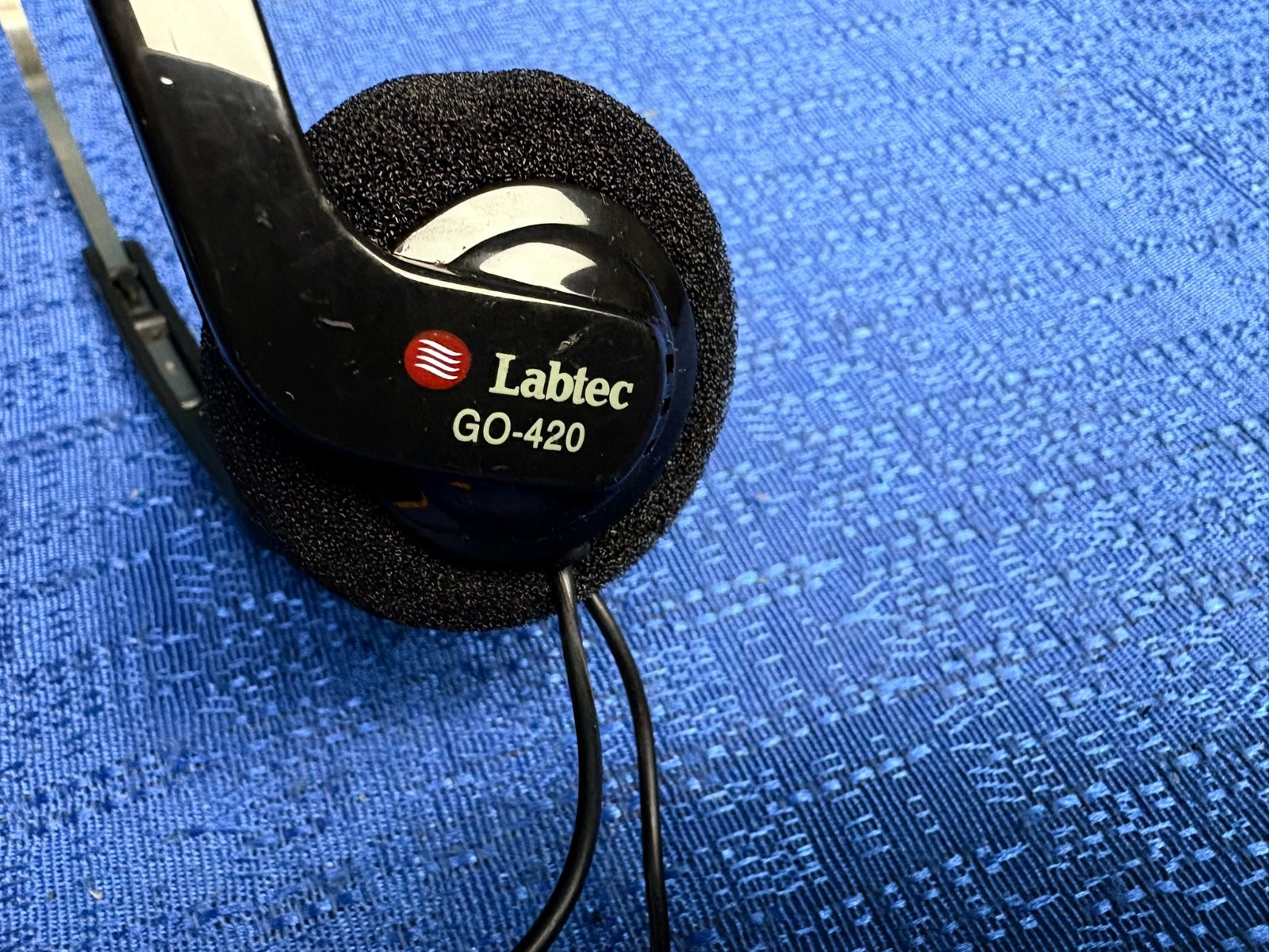 Labtec GO 420 Foam Over-Ear “Walkman Style” Stereo Headphones Metal Band 3.5mm