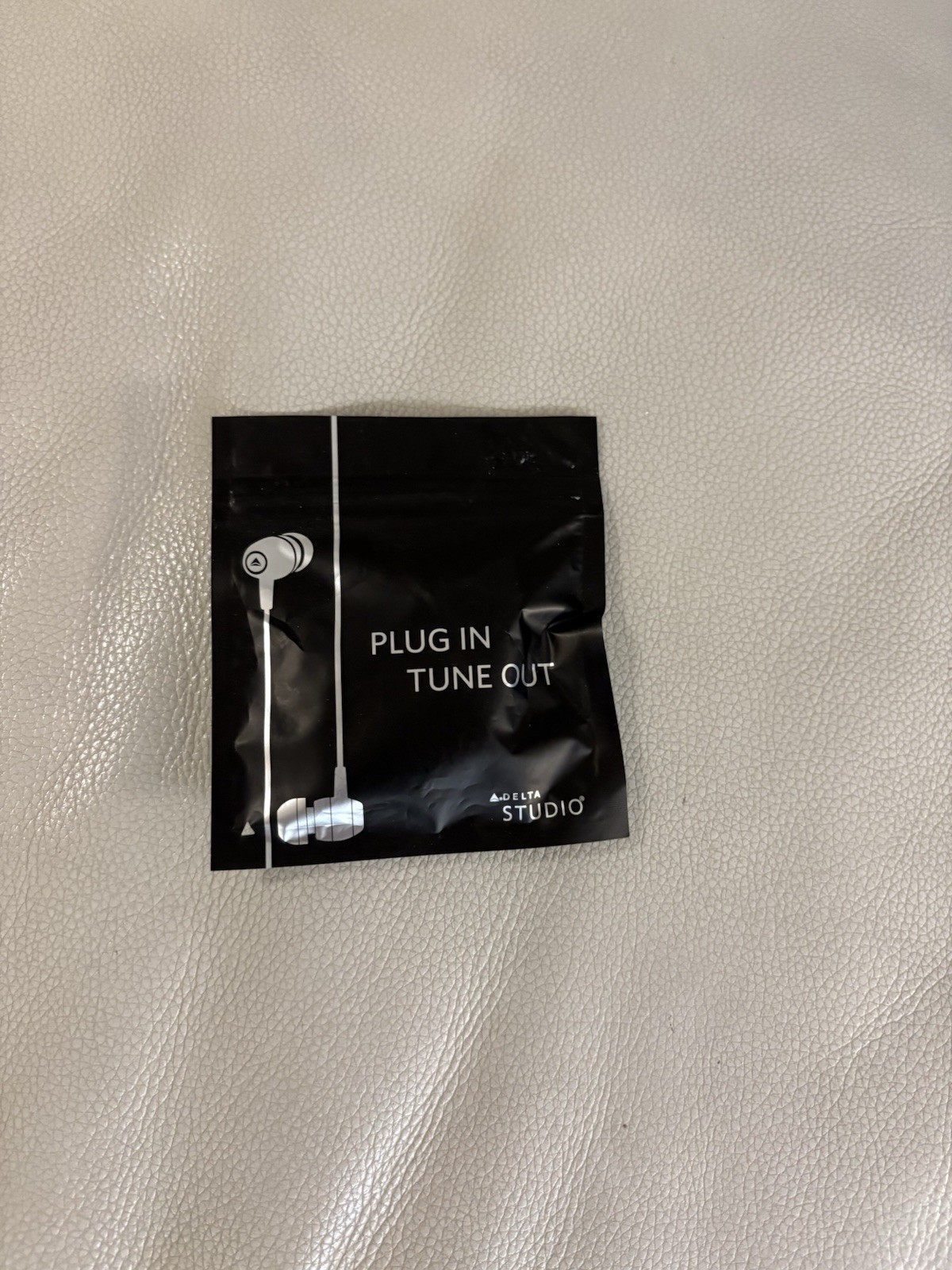 DELTA AIRLINES 2.5mm Jack TRS NEW UNOPENED Wired Earbuds Ear Buds Phone Airplane