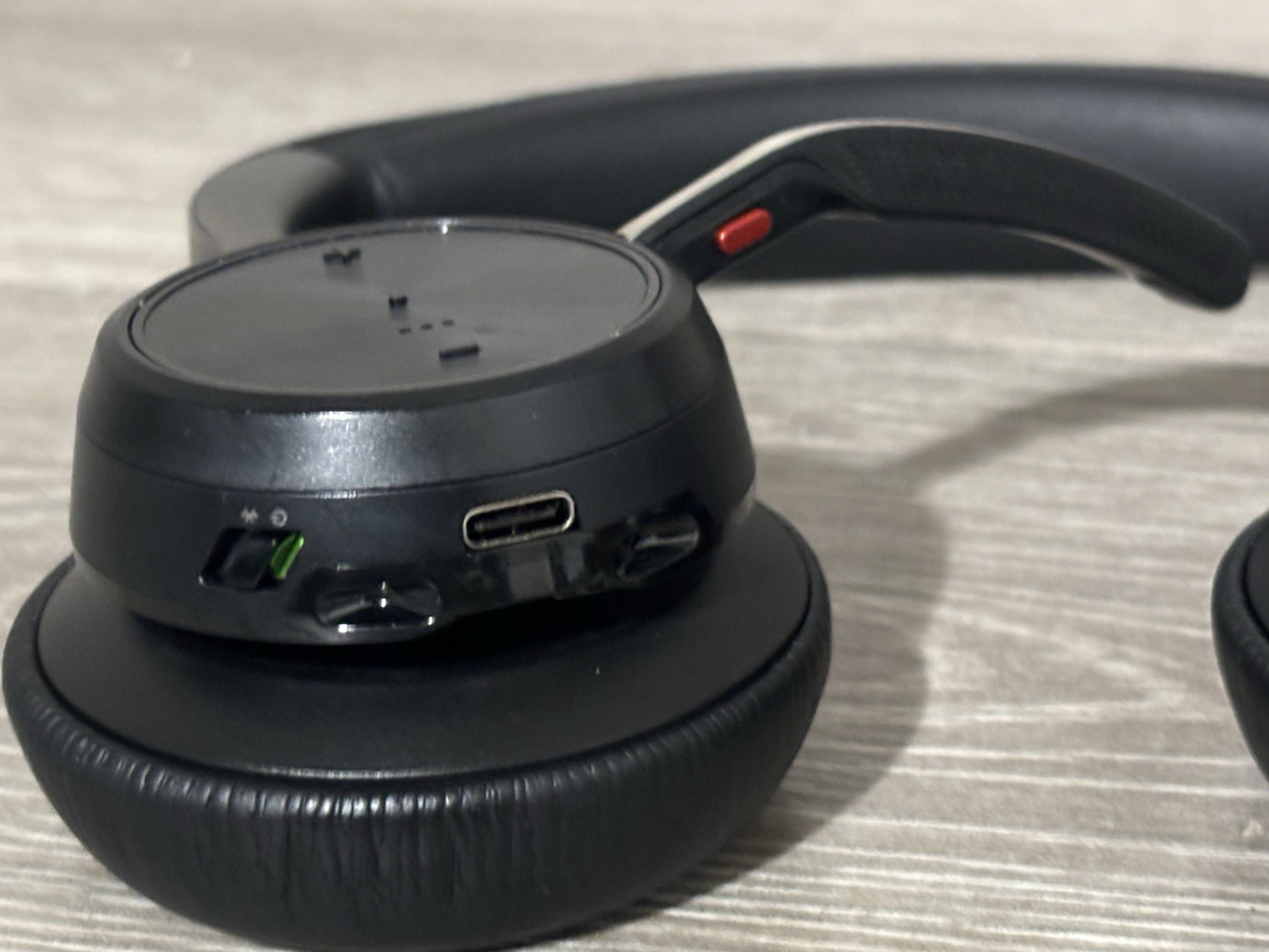 Plantronics Poly Voyager Focus 2 USB-C Headset Charging Stand Case VFOCUS2