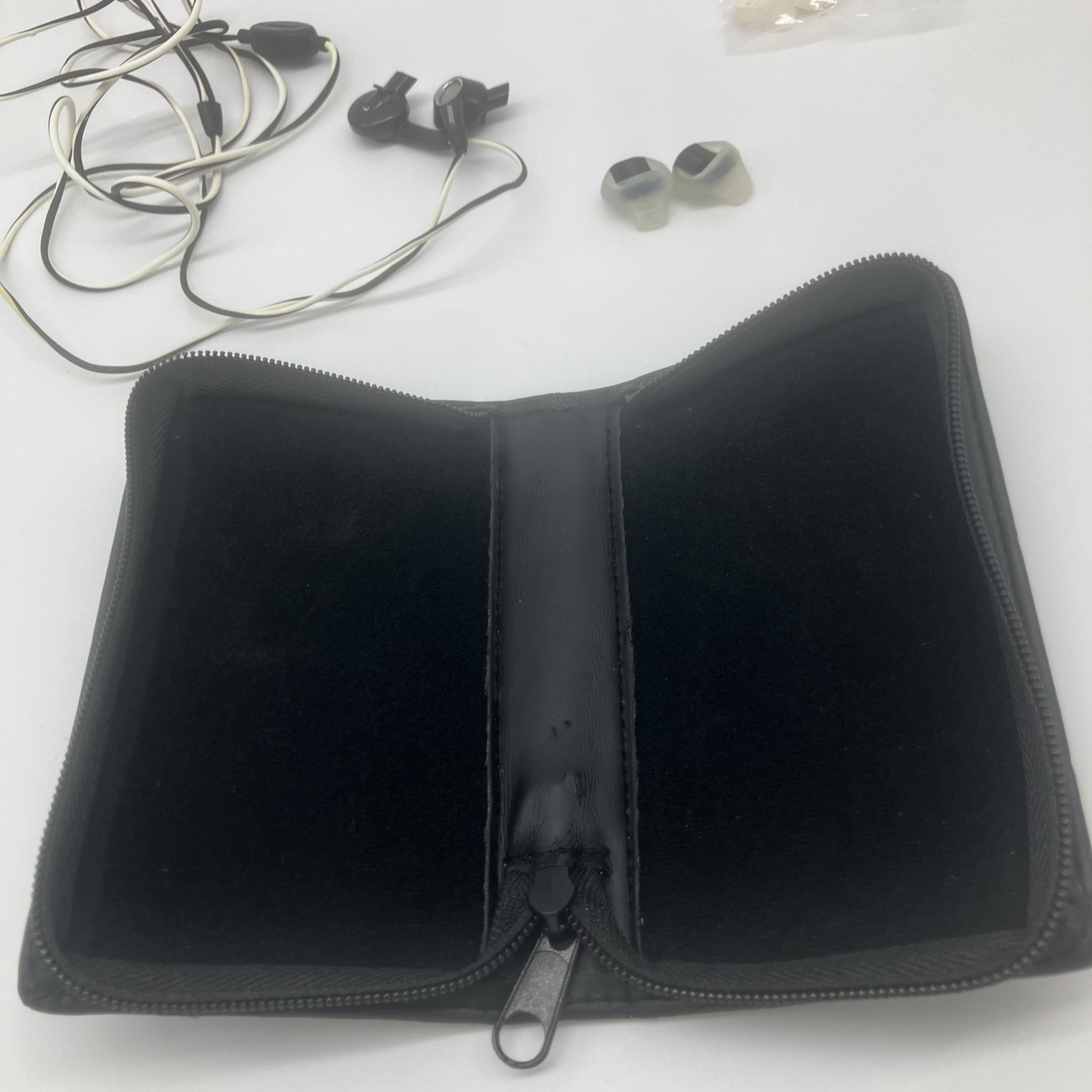 Bose Triport 3.5mm Wired Jack Earbuds (In Ear) Earphones ~ Black & White W/ Case