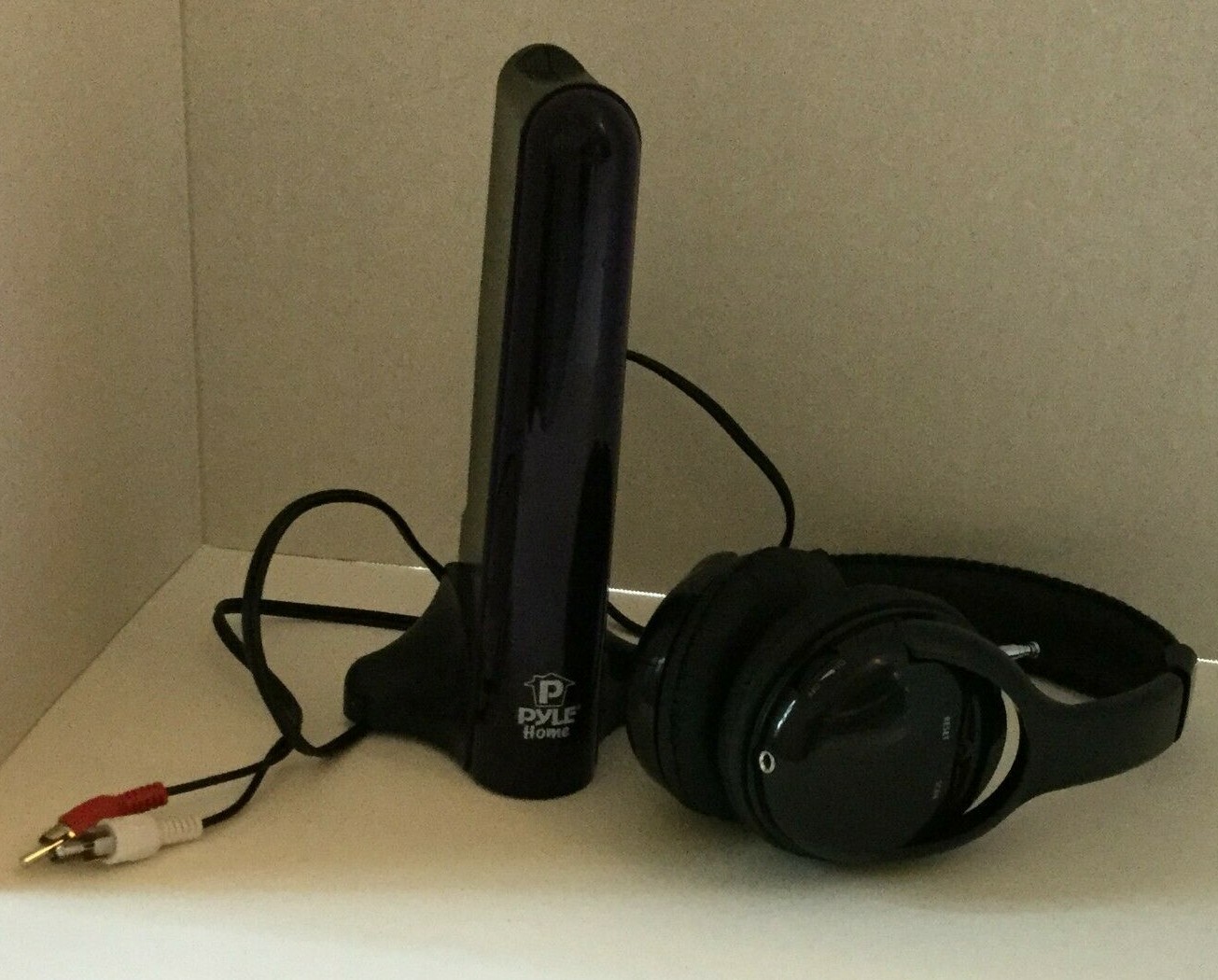 Wireless Headphones PHPW2 Pyle HiFi with Extreme Bass Frequency Response Black