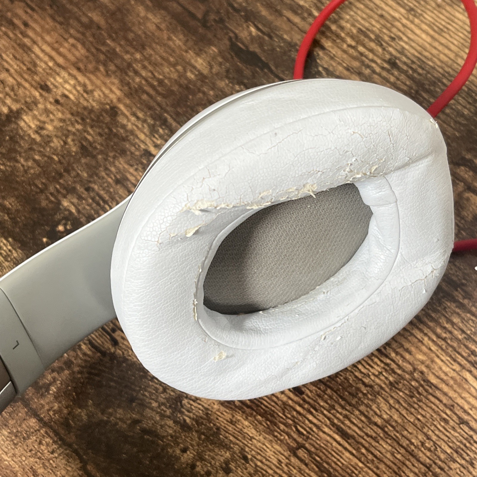 Beats by Dr Dre Studio 2.0 WIRED On-Ear headphones White Needs New Ear Pads