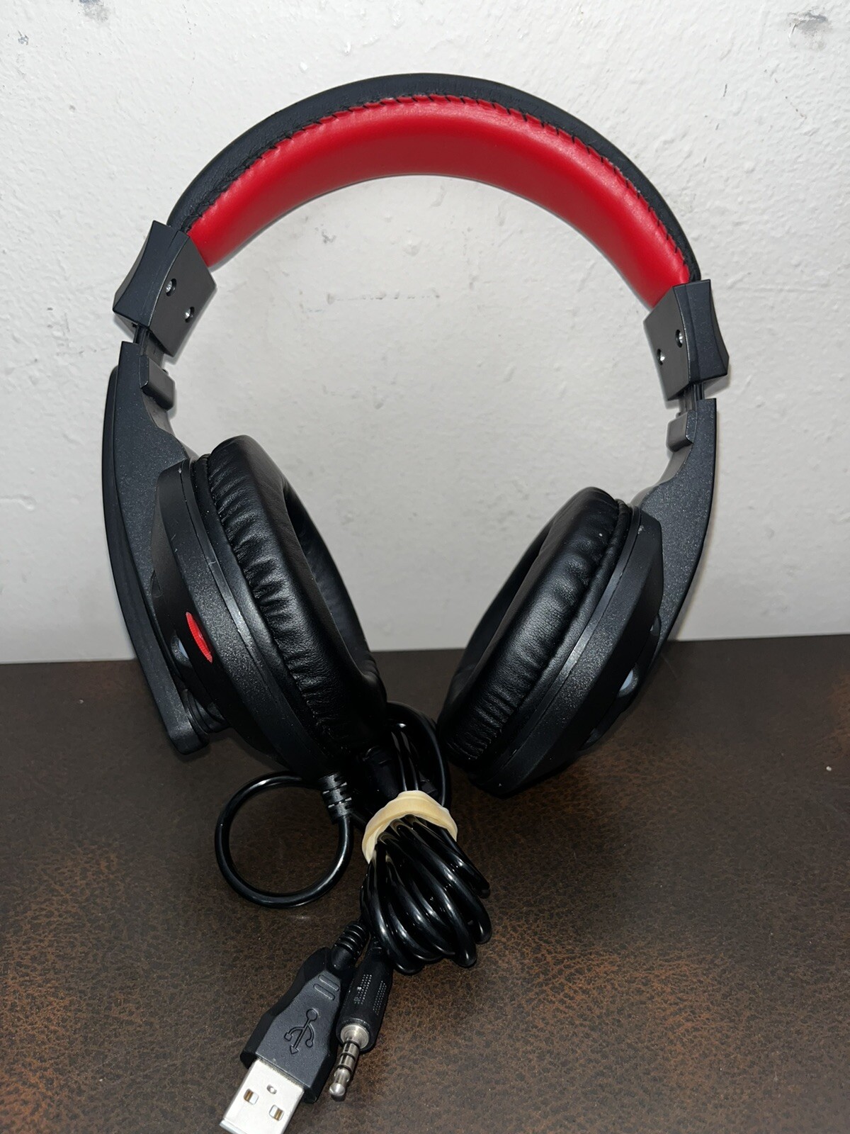 Light-up Bluestone Wired Headphones with Microphone For Gaming.