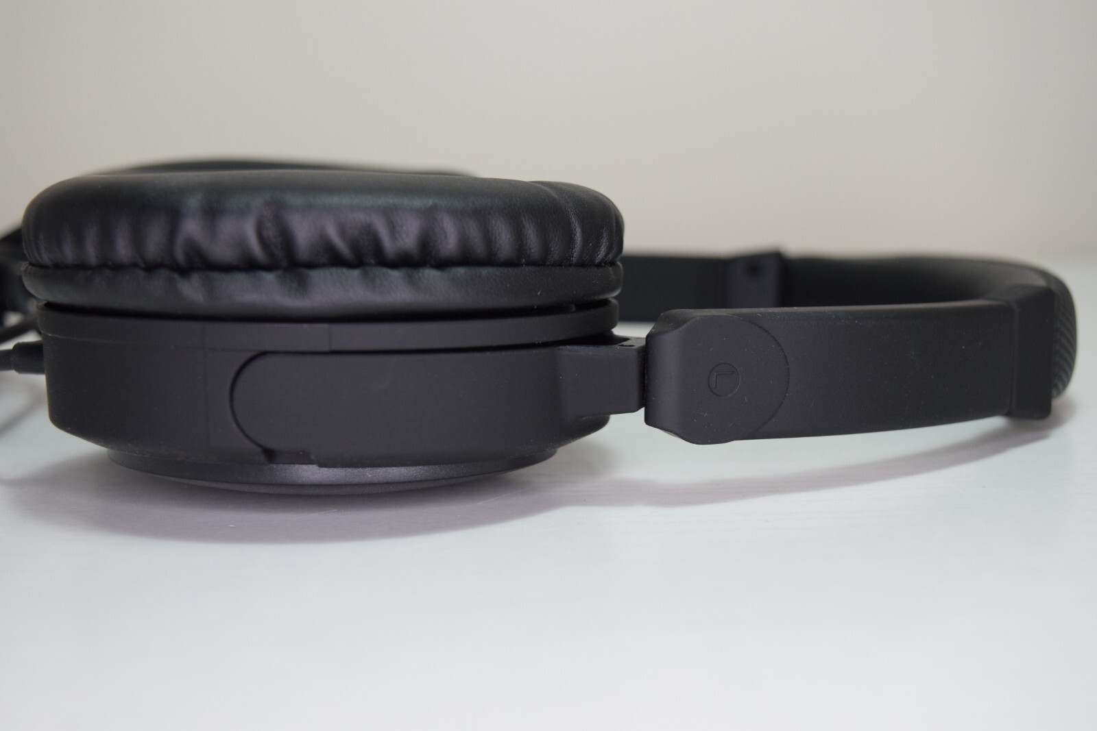 Delta Studio Premium Headset Headphones First Class Over Ear 2 Pins Noise Cancel