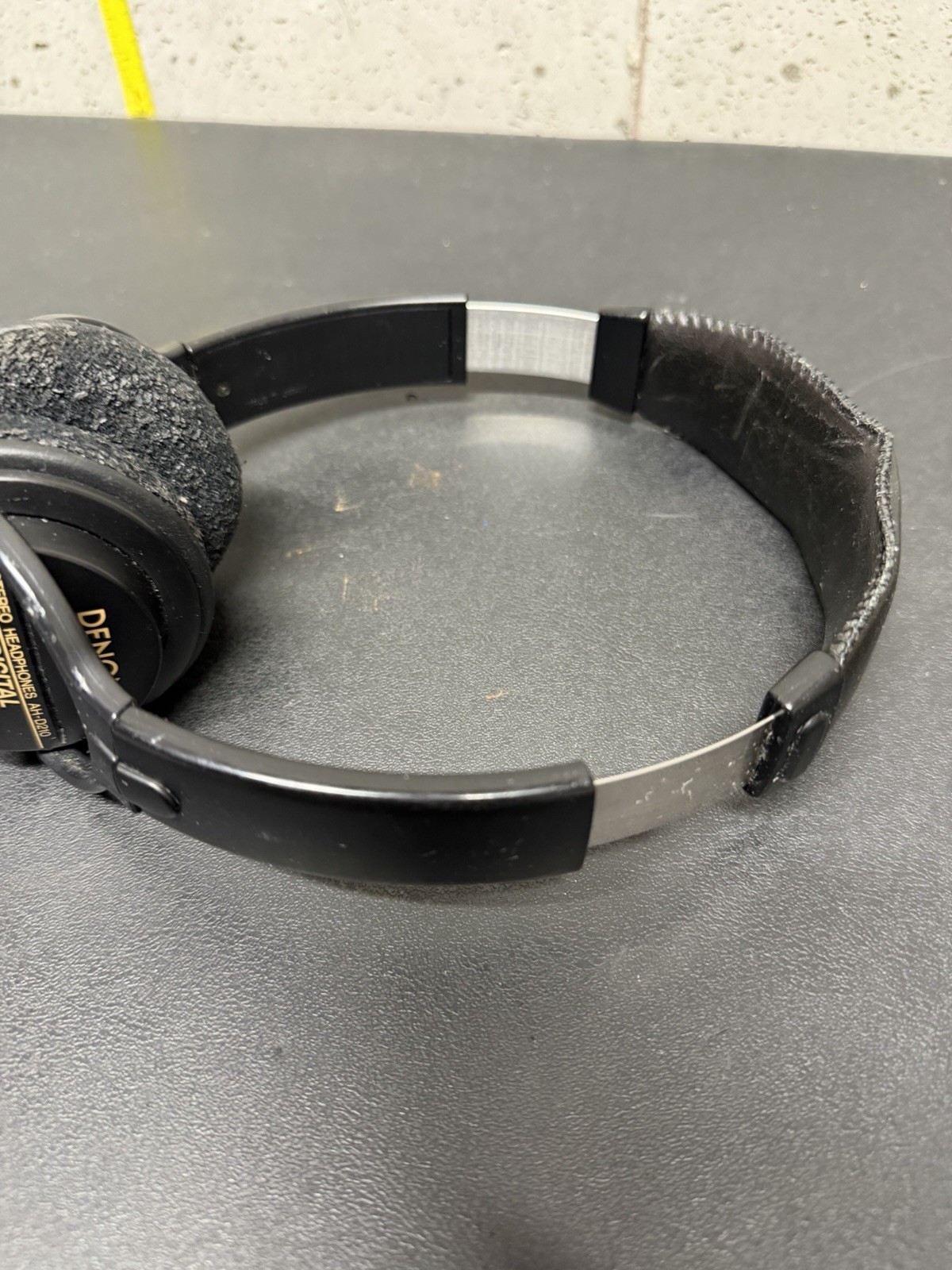 Vintage Denon AH-D210 Digital Stereo Headphones – wired – Tested Working RARE