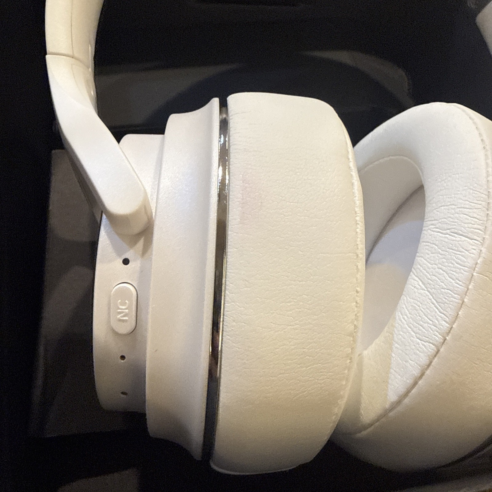 Raycon Everyday Bluetooth Headphones Over The Ear Active Noise Cancelling White