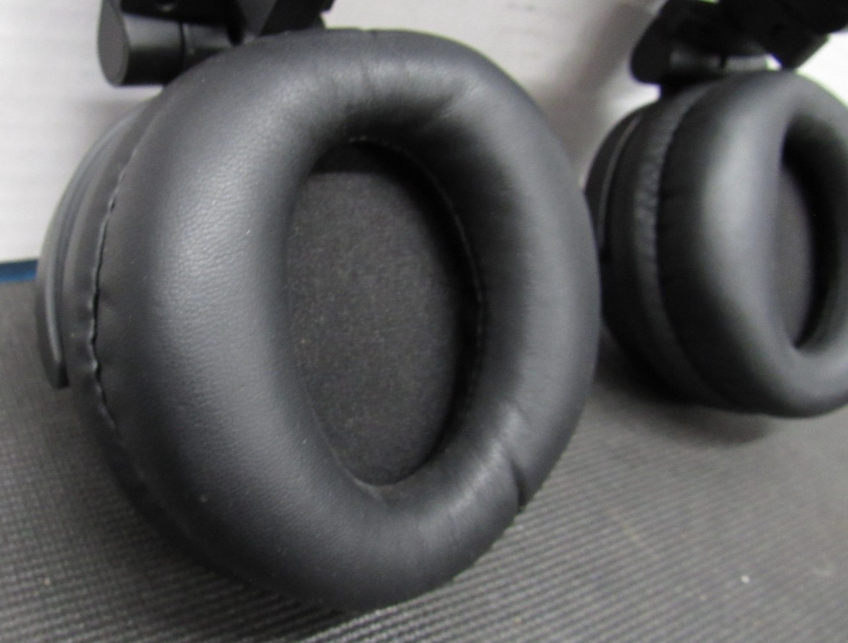Brookstone Wireless Cat Ear Headphones AR102A4BKA Bluetooth w/ Case – No Cable