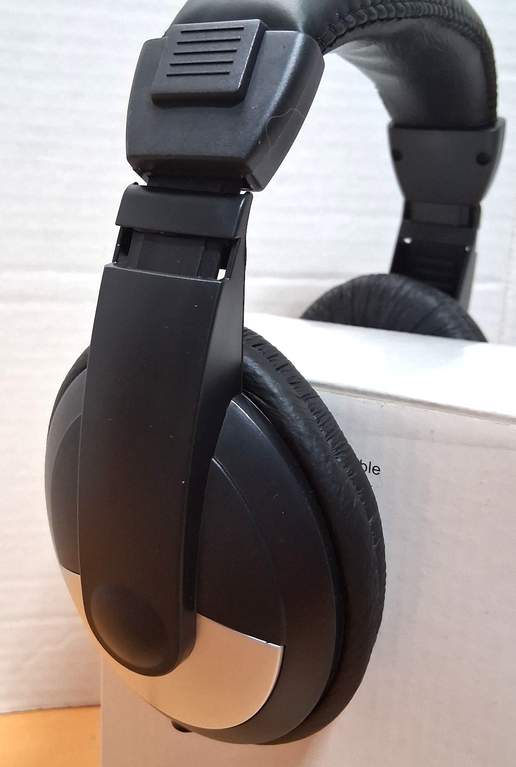QTY 6 – HP – Wired Headphones – w/ Volume Control – 504085-001 – New in Open Box