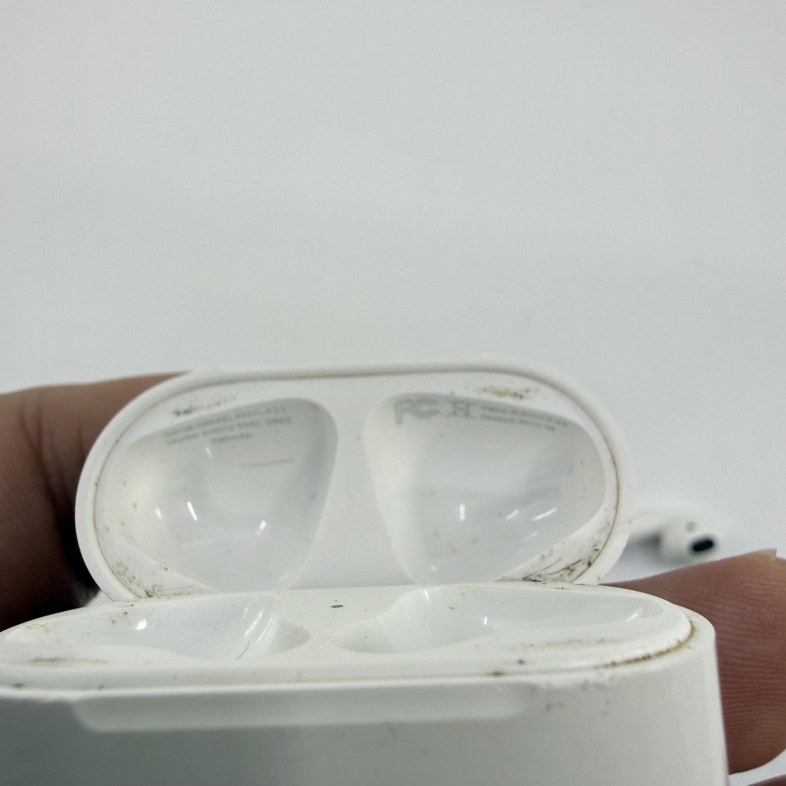 Apple AirPods A1602 EMC 2862 White Earbuds Charging Case Lightning Bluetooth*