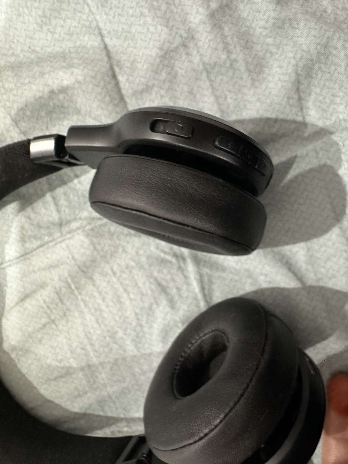 JBL Live 675NC Noise Cancelling Bluetooth Headphones – Black + Charger“ No Box”