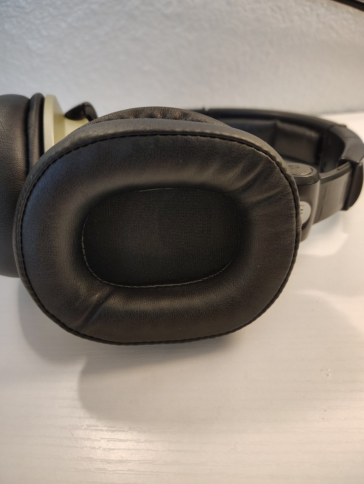 Ultrasone S-Logic HFI-650 Surround Sound Headphones With New Ear Pads