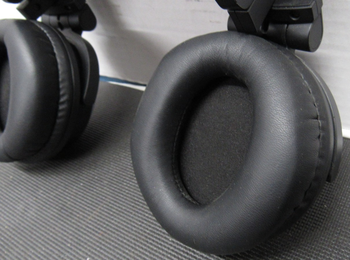 Brookstone Wireless Cat Ear Headphones AR102A4BKA Bluetooth w/ Case – No Cable