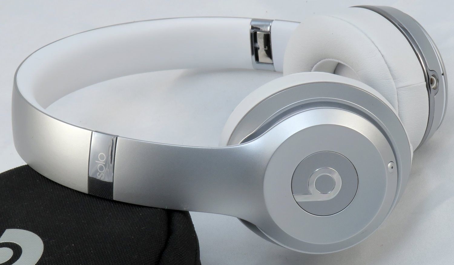 Beats A1796 Solo3 Wired / Wireless Bluetooth Headphones – white / silver – mint