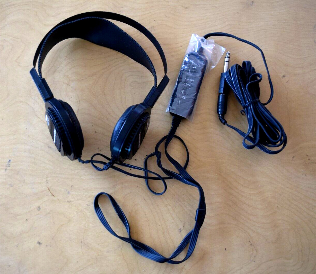 Magnavox Semi-Open Acoustic Series Headphones 1/8” Jack + 1/4″ adapter – nice