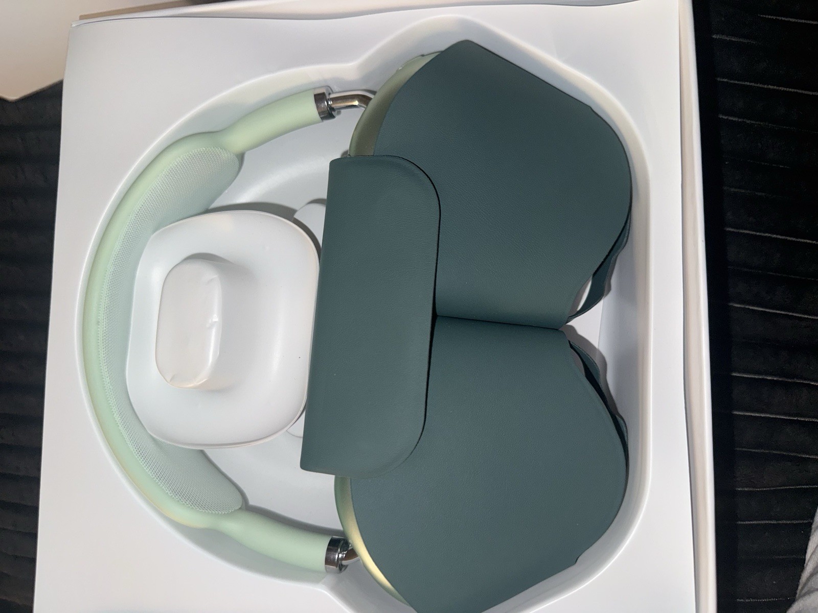Apple AirPods Max Green Wireless Bluetooth Over-Ear w/ Earcup Covers & Box