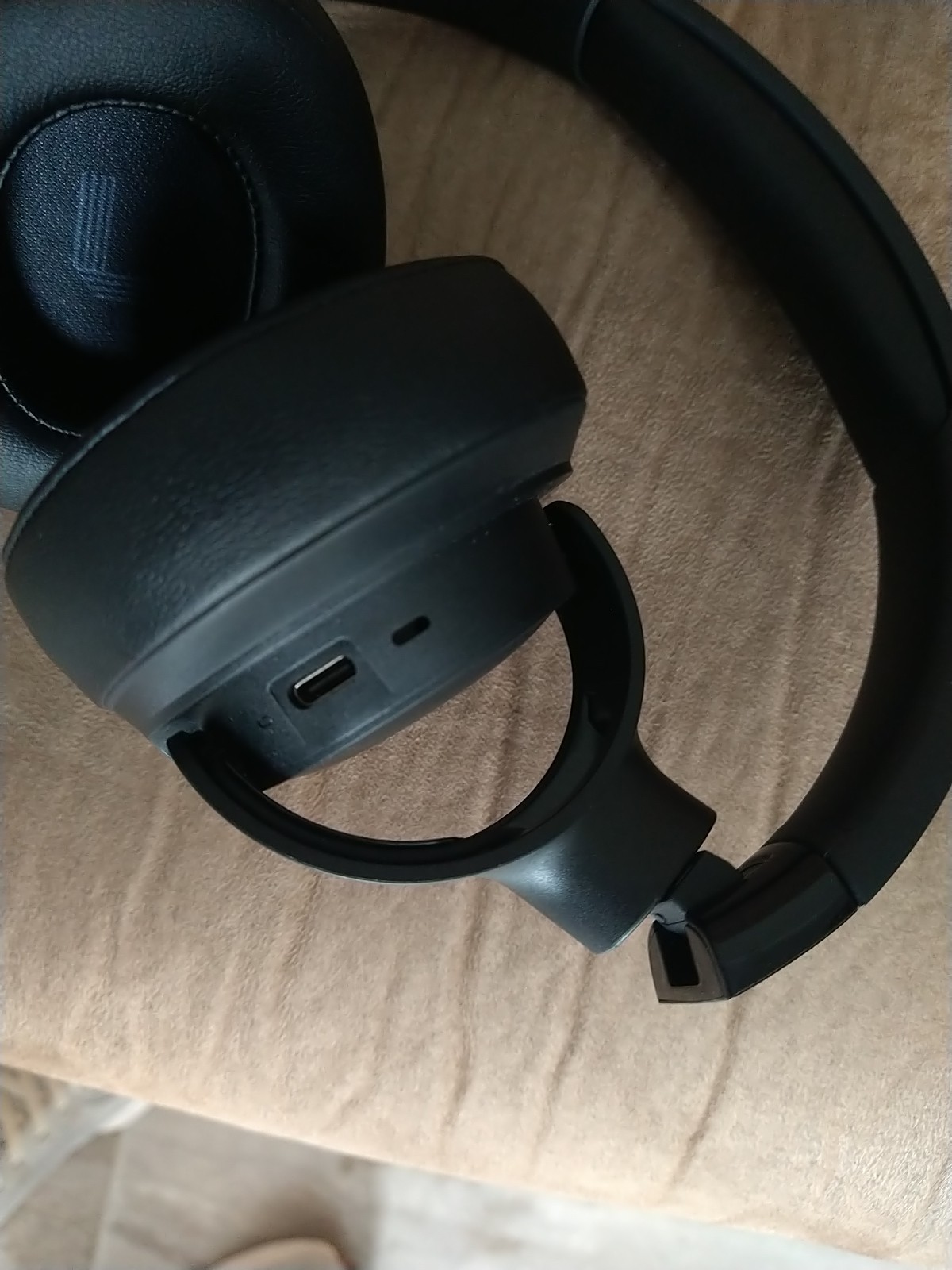 JBL Tune 720BT – wireless over-ear headphones- Black
