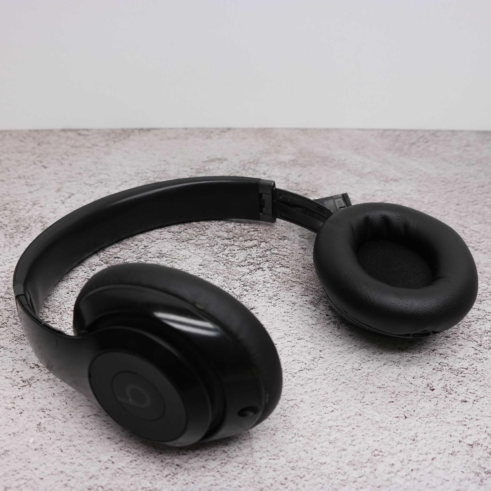 Beats by Dr. Dre Studio Pro Black Over Ear Headphones MQTP3LL/A BROKEN