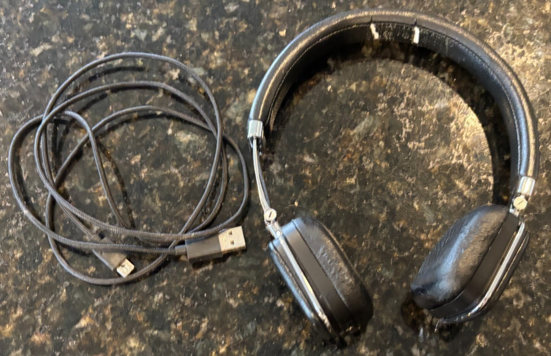 Harmon Kardon Soho Wireless Headphones Leather Rare Discontinued 1 Side Sound