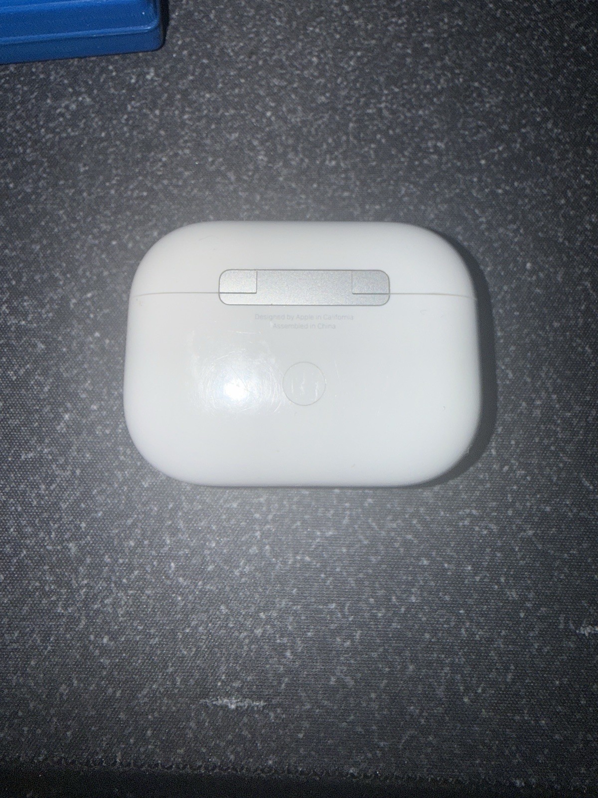 AirPod Pros with noise cancelation. Comes with XS/L ear parts and usb cable.