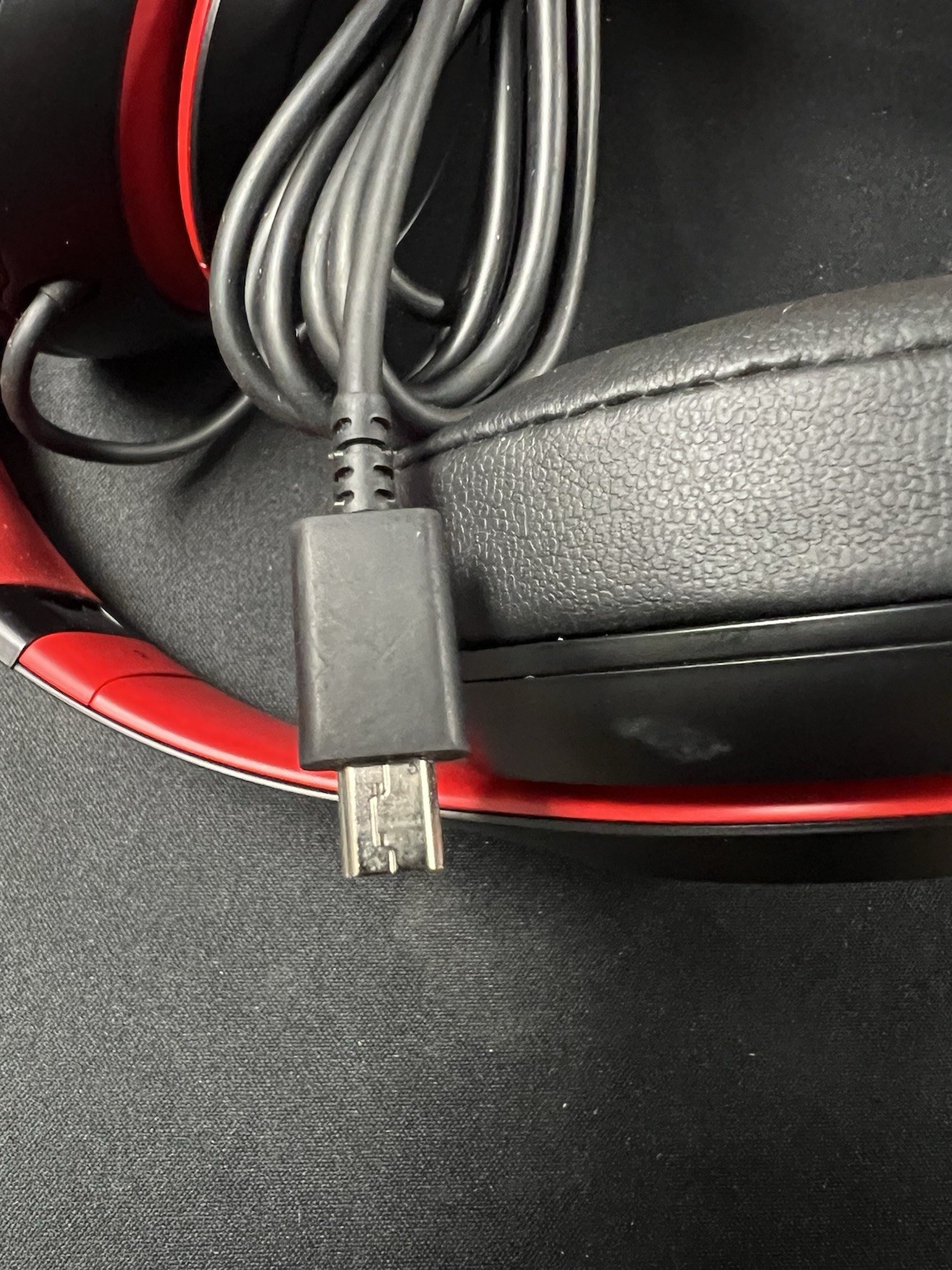 Beats Studio 3 Wired Over Ear Headphones Black/Red-Micro USB Type B Port No Box