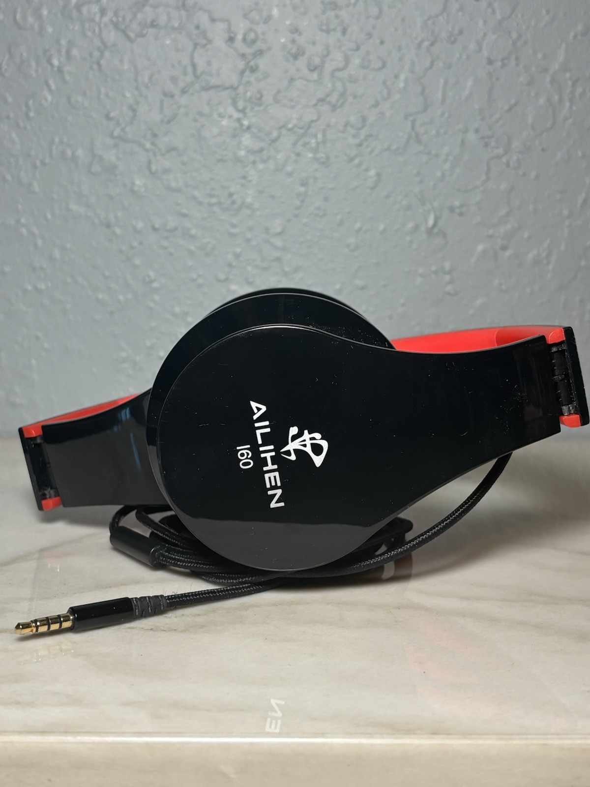 Ailihen I60 foldable on-ear headphones in black and red