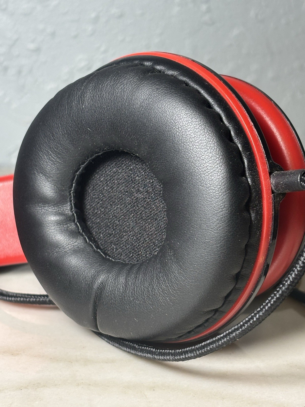 Ailihen I60 foldable on-ear headphones in black and red
