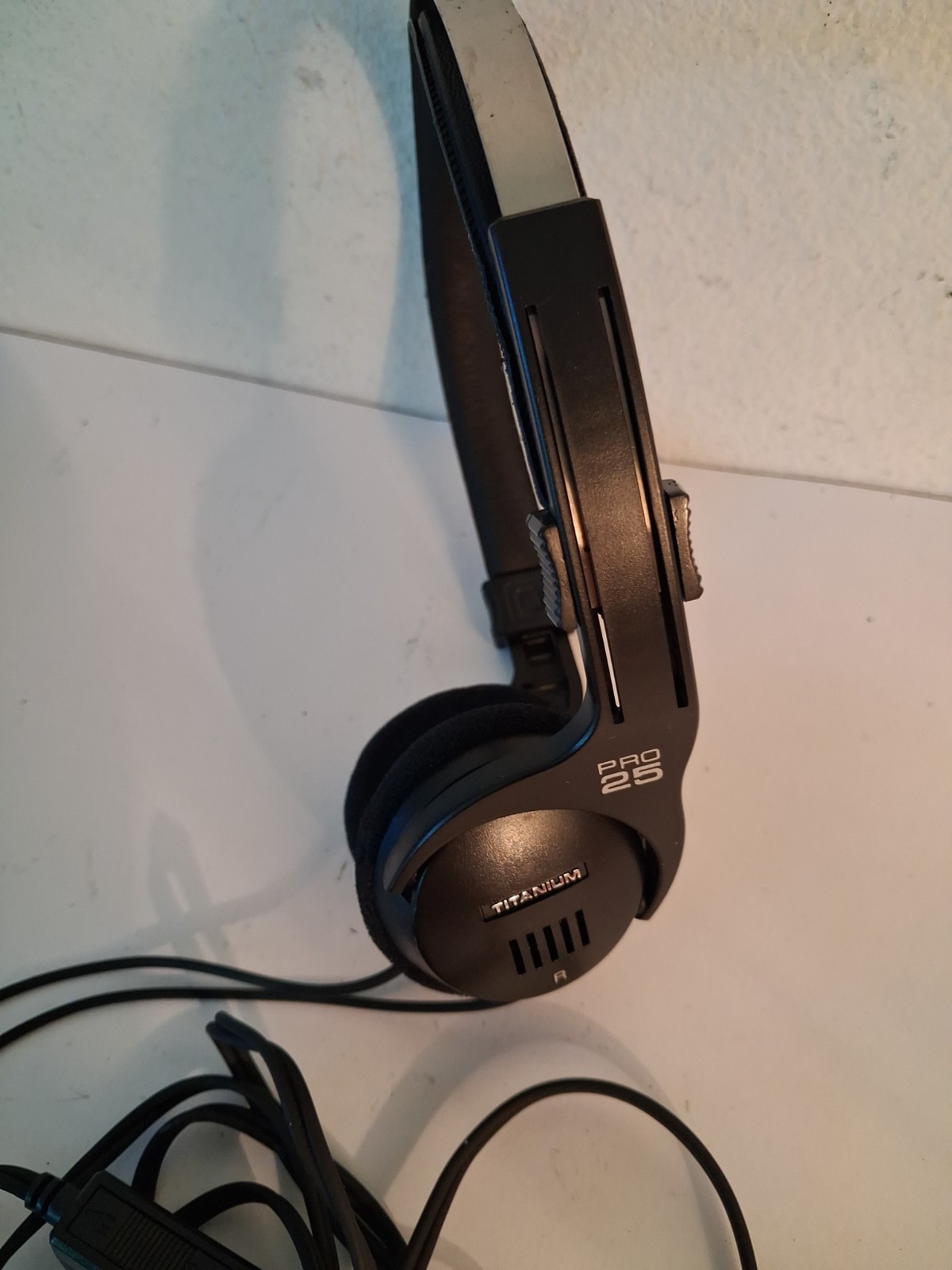 Radioshack Pro-25 Stereo Headphones W/In-line Volume Control Cat No. 33-1022