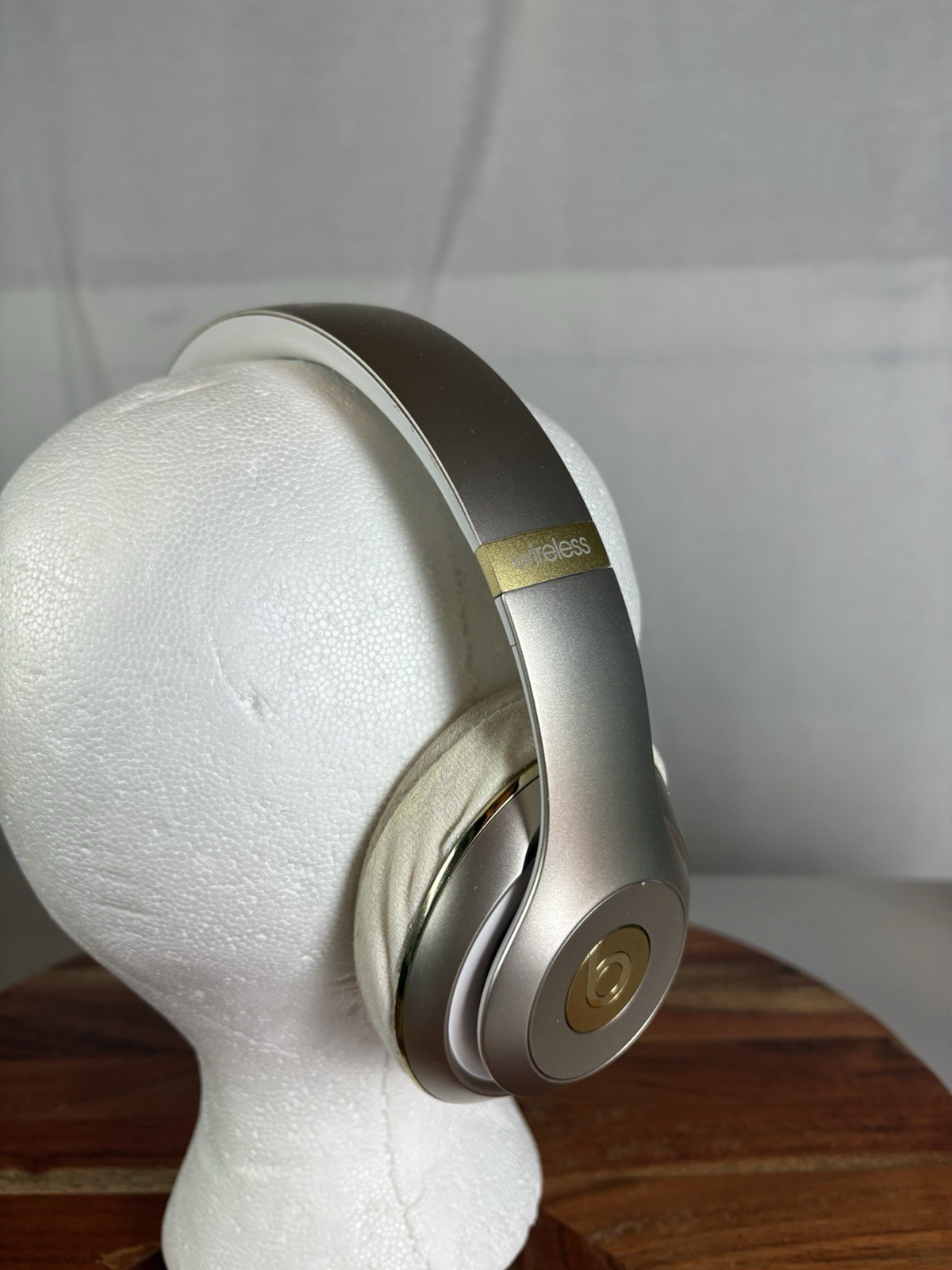 Dr Dre Beats Studio 2.0 Wireless Over Ear White Gold Headphones B0501 + Case