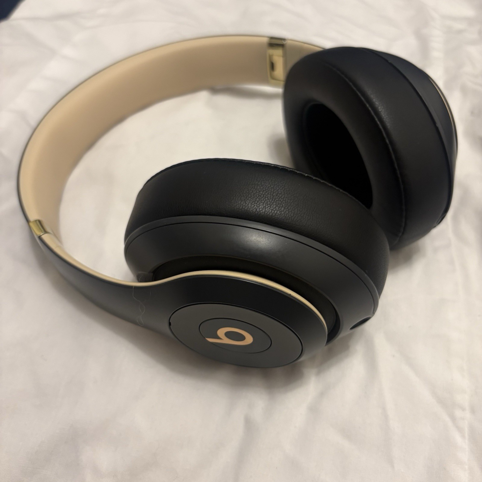 Beats Studio3 Wireless Midnight Black Gold – New Wicked Cushions Pads – Great!