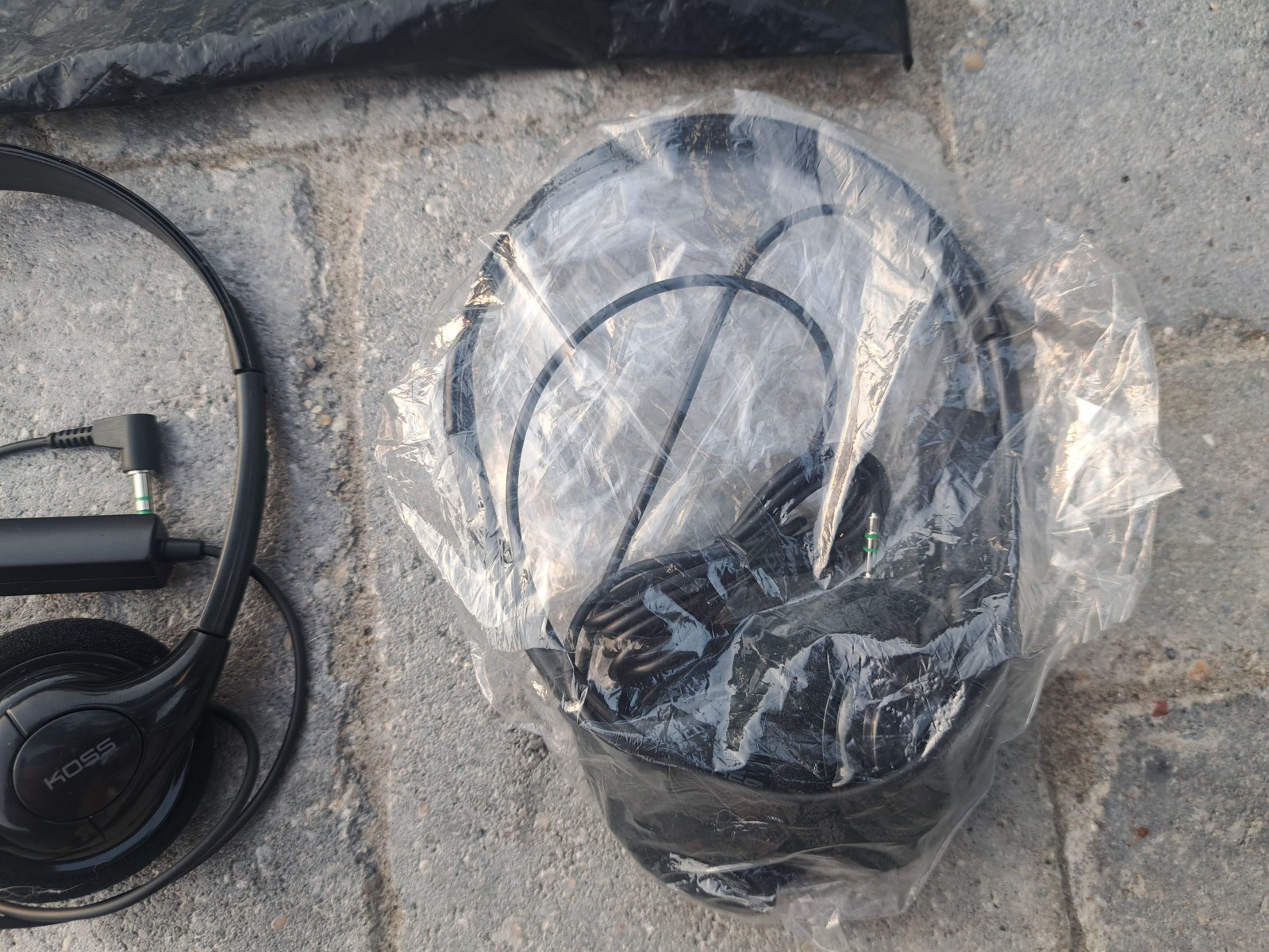 NEW KOSS GENERAL MOTORS BRANDED HP/6 HEADPHONES NIB – LOT OF 2 Piece Set NOS
