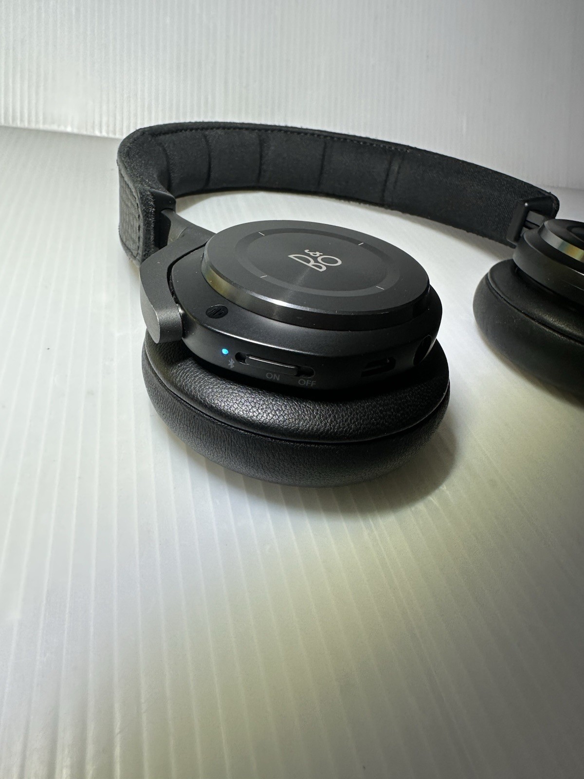 Bang & Olufsen Beoplay H9 Over the Ear Wireless Headphones – Gray/Black Matte
