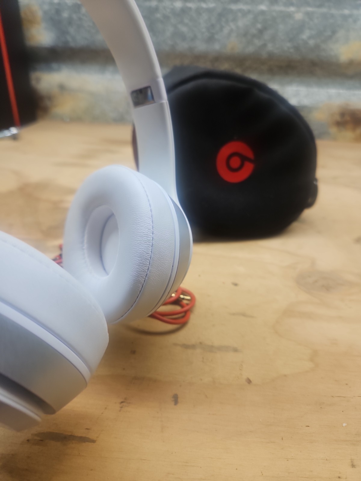 Beats by Dr. Dre Beats Solo3 Wireless On-Ear Headphones – White / Silver