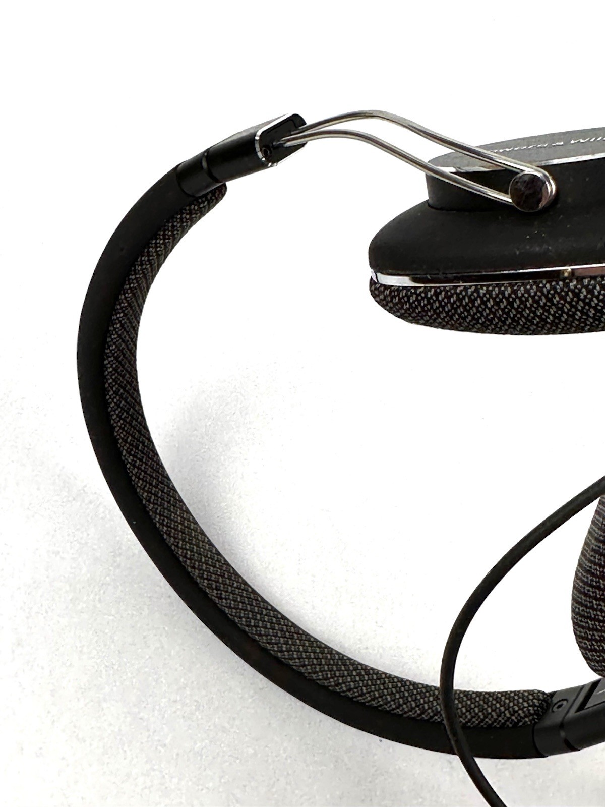 Bowers & Wilkins P3 Headphones On-Ear Foldable Protective Hard Case Excellent