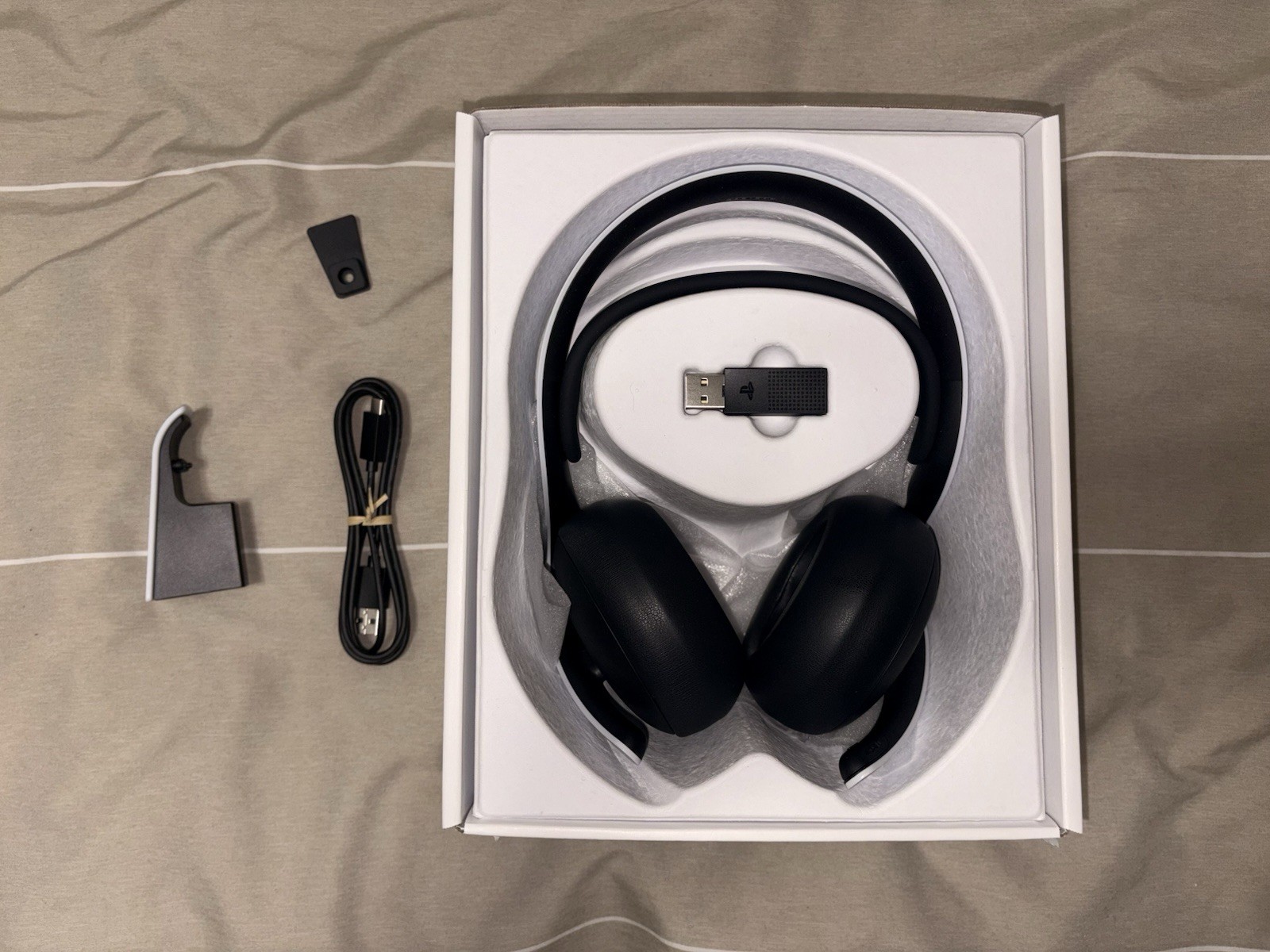 Sony MDR-1000X Wireless Bluetooth Over-Ear Headphones Black/White USB