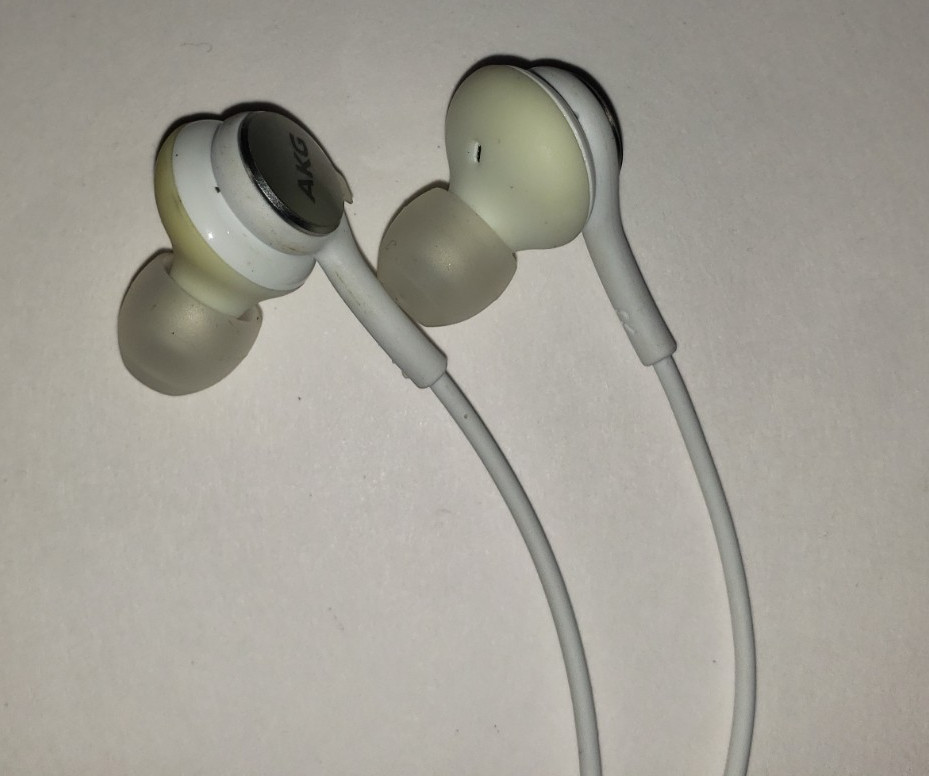 SAMSUNG AKG 3.5mm Jack In-Ear Headphones Earphones Earbuds w/ Microphone White