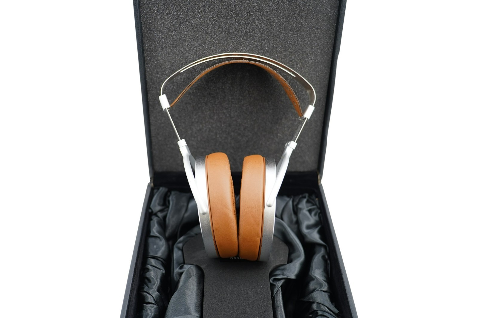 HiFiMAN Susvara Unveiled Over-Ear Full-Size Planar Magnetic Headphones