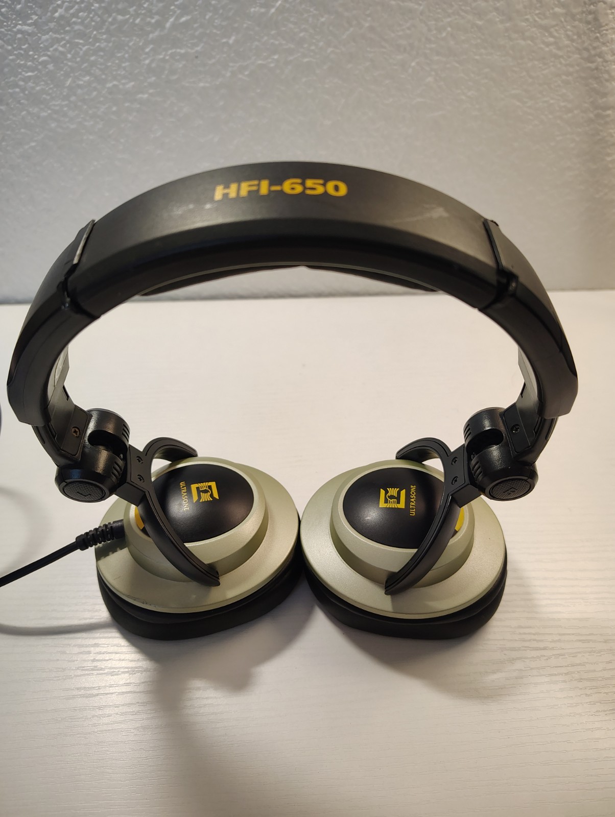 Ultrasone S-Logic HFI-650 Surround Sound Headphones With New Ear Pads