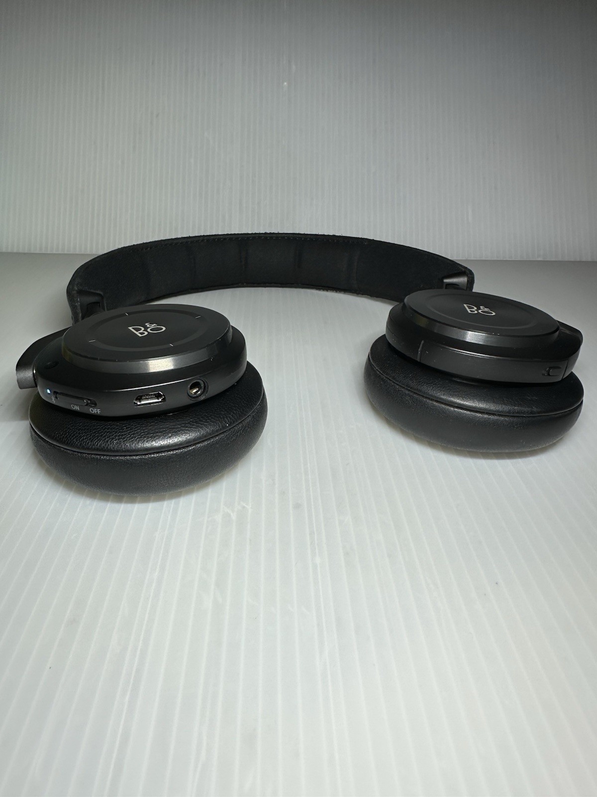 Bang & Olufsen Beoplay H9 Over the Ear Wireless Headphones – Gray/Black Matte