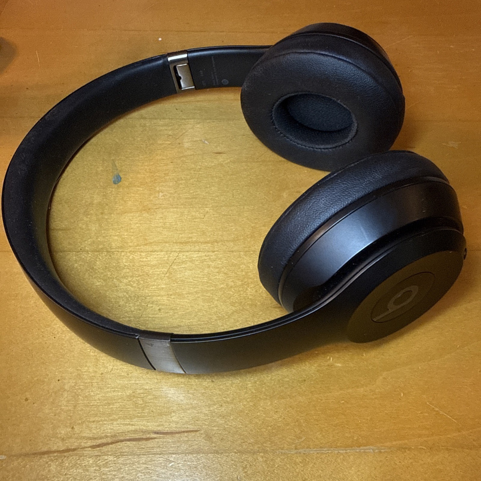 Beats Solo 4 Black and Gold
